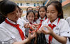 5月31日，河北省邯郸市滏河学校的同学们在玩“翻花绳”游戏。郝群英/IC photo

