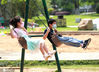 2020年5月30日，武汉许多家长利用周末带着孩子来到武汉市沙湖公园儿童区域游玩，孩子们在大自然中体验自然质朴的童年生活，迎接即将到来的六一儿童节。图为儿童正在武汉沙湖公园玩荡秋千。 赵军/IC photo 编辑/陈进
