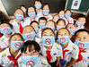 2019年5月30日，秦皇岛市第一医院医务工作者和东华里小学学生、东华里社区居民共同展示佩戴禁烟标识口罩。

