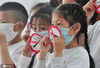 2020年5月30日，明天（31日）是世界无烟日，小朋友佩们戴贴有禁烟标志的口罩，进行无烟宣传。司新利/IC photo
