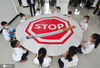 2020年5月30日，扬州市杨庙镇杨庙社区的数十名小盆友硬核上岗，承诺要做一个“禁烟小卫士”。图为小朋友举着禁烟的标识呼吁人们远离烟草。 司新利/IC photo
