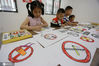 2020年5月30日，江苏省扬州市广陵区湾头镇万福社区的小朋友手绘禁烟漫画标识。孟德龙/IC photo
