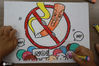 2018年5月30日，湖北省保康县实验小学学生通过手持禁烟标志的方式来进行无烟宣传。杨韬/IC photo
