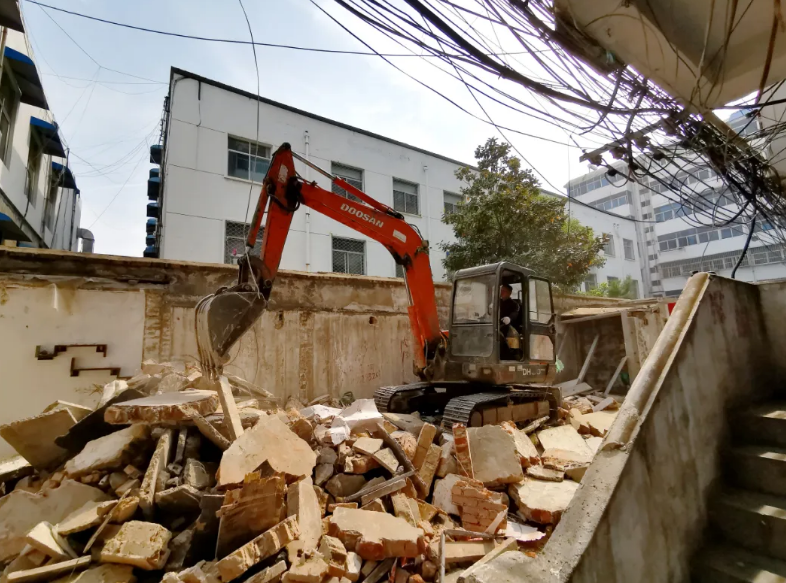 小区■五一不打烊！邳州这些小区违建拆了！