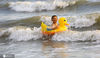 2020年5月26日，海南三亚，小朋友在三亚市三亚湾海边戏水游玩。不二/IC photo