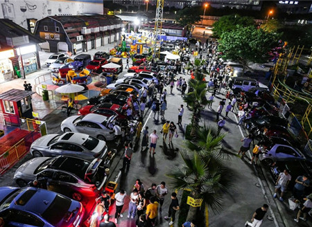 重庆举办名车后备箱集市 摆摊的都是老板