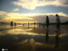  22020年6月11日，海南三亚，家长带孩子在三亚市三亚湾夕阳余晖中游玩。来源：东方IC 不二/IC photo

