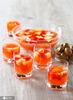用玫瑰酒制作的桑格利亚鸡尾酒，里面有草莓、鲜杏、蜜桃。