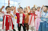 2020年6月18日，江苏省如皋市安定幼儿园开展“制作香囊迎端午”活动，小朋友们在老师的指导下，一起缝制香囊，感受中国传统文化，迎接端午节。来源：IC photo 徐慧/IC photo