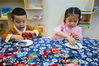 2020年6月18日，江苏省如皋市安定幼儿园开展“制作香囊迎端午”活动，小朋友们在老师的指导下，一起缝制香囊，感受中国传统文化，迎接端午节。