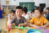 2020年6月19日，在江苏省如皋市健康幼儿园，小朋友在折小纸扇。