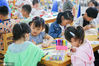 2020年6月19日，在江苏省如皋市健康幼儿园，小朋友在绘制折小纸扇。