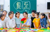 2020年6月19日，在江苏省如皋市健康幼儿园，小朋友在老师的指导下折小纸扇。