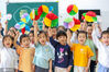 2020年6月19日，江苏省如皋市健康幼儿园开展以夏至为主题的民俗课。小朋友们在老师的指导下绘制小扇子，折小纸扇，学习夏至有关的民俗知识，感受传统文化的魅力。徐慧/IC photo