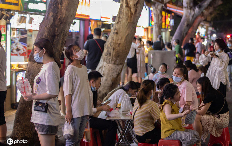 2020年6月1日晚,武汉市江汉路步行街商圈,前进五路水塔街,著名的小吃