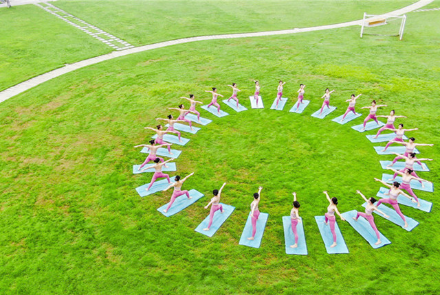 江苏扬州：全民健身时代 市民公园里秀瑜伽迎接国际瑜伽日