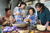 2020年6月20日，在睢宁县姚集镇高党村在村使馆， 民间艺人姚秀凤（右二）在指导村民制作香囊。
