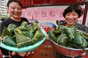 2020年6月22日，在江苏省扬州市广陵区汤汪乡杉湾花园社区，居民展示包好的粽子。孟德龙/IC photo