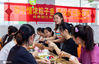 现场，大家一起“赏百花、‘吃’粽子、系五彩绳、‘食’鸭蛋、佩网兜、带发夹”，其乐融融，用这种传承技艺的特别方式迎接端午节的到来。 据了解，通过此次活动的开展，让同学们更加深入地了解了传统节日的真正内涵，感受到中国传统文化的魅力和传统节日的意义。 
