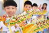 2020年6月24日，安徽，在安徽省亳州市谯城区风华桐乡路小学，孩子们在教室里展示刚制作好的“龙舟”。
