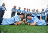 2020年6月25日，海安市曲塘中学高三的学生在操场上进行掰手腕比赛。来源：IC photo


