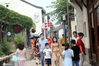 2020年6月25日，南京老门东景区内，游人如织，人们感受古民居，领略端午民俗文化，乐享假日。
