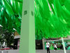 2020年6月24日，南京新街口德基广场，一座环保公益主题“中国绿 一叶梧桐”大型艺术装置春意盎然，令人赏心悦目。

