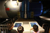 6月27日，在江苏省扬州市科技馆，小朋友在体验科普设备。 