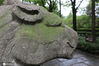 2020年6月27日，受梅雨天气影响，南京石像路上600多年石刻“发霉”了，局部长出“绿色苔藓”，非常难看。