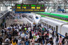 2020年6月27日，旅客在南京火车站下车出站。当日是端午小长假最后一天，全国铁路迎来返程客流高峰，预计发送旅客641万人次，加开旅客列车577列。