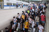 2020年6月27日，旅客在南京火车站下车出站。当日是端午小长假最后一天，全国铁路迎来返程客流高峰，预计发送旅客641万人次，加开旅客列车577列。