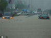 2020年6月27日，湖北宜昌，暴雨，来自梅子垭村方向的山洪，顺着萧氏茶业工业园园区道路，冲上发展大道，洪水所到之处，一片汪洋。汽车水中漂。