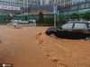 2020年6月27日，湖北宜昌，暴雨，来自梅子垭村方向的山洪，顺着萧氏茶业工业园园区道路，冲上发展大道，洪水所到之处，一片汪洋。 liujunfeng/IC photo