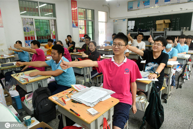 湖北宜昌同学们高考冲刺进行时 学校开展减压活动帮助学生释压