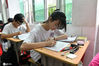 2020年6月27日，湖北省宜昌市秭归县第二高级中学的高三学生在教室复习备考。