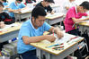 2020年6月27日，湖北省宜昌市秭归县第二高级中学的高三学生在教室复习备考。
