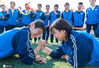 2020年6月18日，内蒙古自治区呼和浩特市第十二中学高三学生在操场上玩“掰手腕”游戏。