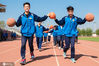 2020年6月18日，内蒙古自治区呼和浩特市第十二中学高三学生在操场上进行趣味运球游戏。