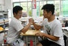 2020年6月27日，湖北省宜昌市秭归县第二高级中学的高三学生在教室掰手腕放松心情。来源：IC photo