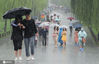 2020年6月21日，在雨水打压下，杭州今天最高气温也仅24℃。“泡”在雨水里的夏至日，气温也跟着急速下滑，雨水再度加强，雨量达到中到大雨，局部还将出现暴雨。西湖边白堤上游客撑伞冒雨游览西湖。