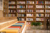 据书房工作人员介绍，前期安排了工作人员在书房进行指导，今后将实现24小时无人值守。据了解，书房里的图书每三个月轮换一次，每年大概有七八万册图书供市民借阅。