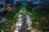  2020年5月30日，上海安义夜巷华丽登场，此次延长了运营时间，升级了灯光效果，提升了市民和游客的场景体验，进一步释放夜间潜能，吸引了不少市民前来打卡。俯瞰安义夜巷，人气爆棚。狐一衣/IC photo
