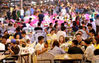2020年6月1日晚，市民们在安徽省安庆市宜秀区七街夜市品尝美食。江胜/IC photo
