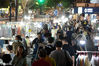2020年6月2日晚，江苏南京，人们在丹凤街夜市上逛地摊、选购日用品。 杨素平/IC photo
