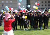 2019年6月24日，北京师范大学校园里举办学士毕业典礼活动。图为留学生们一起合影留念。