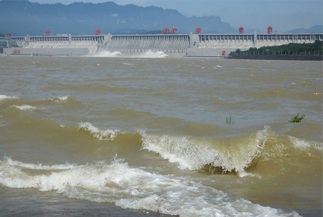 湖北宜昌：三峡大坝今年首次泄洪 场景壮观