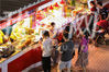 2020年6月5日，南京江宁的义乌小商品城，不论白天黑夜，都很热闹。这里的商品不仅包罗万象，还有着长长的美食摊位，裹着一阵一阵的香气，袭击了每一个路人的味蕾。