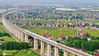  2020年6月30日报道，上海至苏州至南通铁路（以下简称沪苏通铁路）将于7月1日开通运营，助推长江三角洲区域一体化发展，上海至南通最快旅行时间压缩至1小时6分钟。奕涵/IC photo