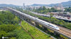 2020年6月30日，两列动车组列车行驶在沪宁城际高铁南京市境内。当日，为庆祝沪宁城际高铁开通运营十周年，由南京客运段举办的“十年携手沪宁·见证发展变迁”主题活动在南京至上海的G7001次列车上举行。沪宁城际高铁于2010年7月1日正式开通运营，贯穿我国城市群密集的长三角核心区域，使沿线城镇之间的往来更加畅通便利。来源：IC photo  苏阳/IC photo
