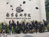 2020年6月30日，江苏省南京市，南京艺术学院2020届毕业生身穿学士服在校门口拍照留念。